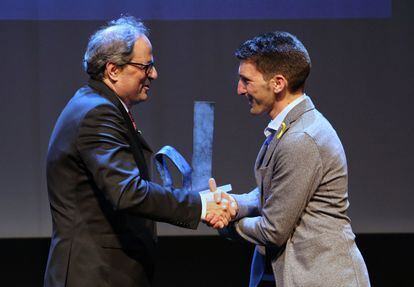 El presidente de la Generalitat, Quim Torra, y el epidemiólogo Oriol Mitjà en la entrega en 2018 del premio Català de l'Any.