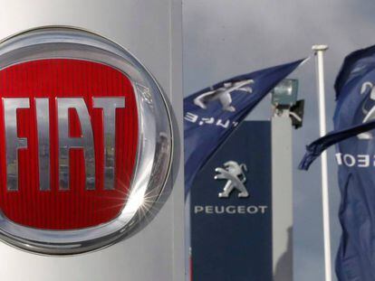 Logos de los fabricantes de vehículos Fiat y Peugeot en Saint-Nazaire, que han anunciado su fusión para crear el cuarto grupo más grande del sector.