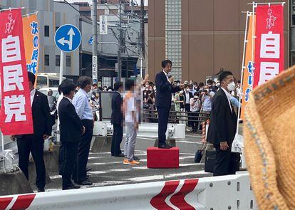 El ex primer ministro Shinzo Abe (centro) momentos antes de recibir los disparos, durante un mitin en la ciudad de Nara (Japón). Abe, de 67 años, fue víctima de varios disparos mientras ofrecía un discurso este viernes en la calle.