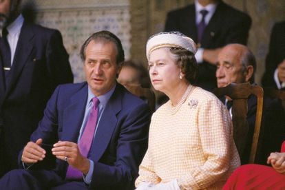 Juan Carlos I e Isabel II, en los Reales Alcázares de Sevilla, en 1988.