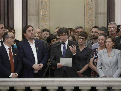 Carles Puigdemont amb membres del Govern, després d'aprovar la declaració d'independència.