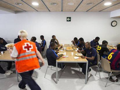 La Creu Roja atén els migrants arribats aquesta setmana a Barcelona.