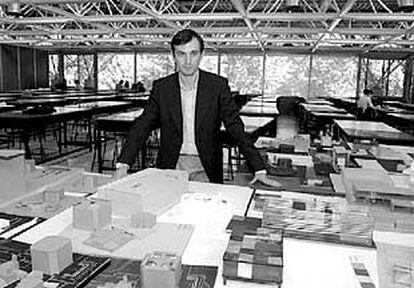 Juan Coll, en el taller de la Escuela de Arquitectura de la Universidad de Navarra.
