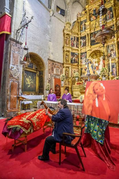 Un guitarrista interpreta un tema delante del féretro de la artista María Jiménez, en la iglesia de Santa Ana, donde se ha celebrado la misa fúnebre.