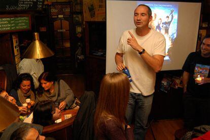 El físico Eduardo Sánchez (de pie, en el centro), en la cervecería Cardebelle de Narón, el viernes por la noche.