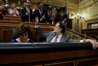 Rajoy saluda a los diputados de su grupo.