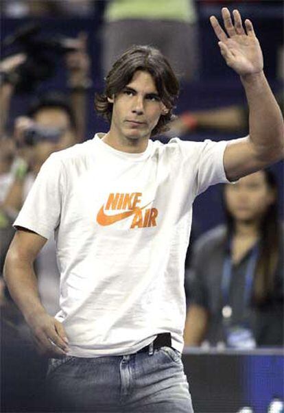 Rafael Nadal, en la pista, se disculpa ante el público de Shanghai por no poder jugar el torneo.