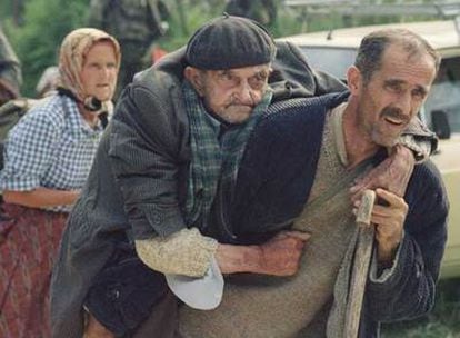 El horror de las guerras en la antigua Yugoslavia, condensado en los gestos de refugiados musulmanes bosnios que huían de la localidad de Potocari en 1995.
Mladic (izquierda) y Karadzic, acusados de genocidio y crímenes de guerra, cuchichean cerca del feudo serbobosnio de Pale, en agosto de 1993.