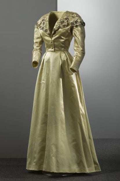 Conjunto de 1939 de Balenciaga que evoca los siglos XVIII y XIX.