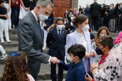 Los Reyes de España, Felipe VI y Letizia Ortiz, saludan a varios niños tras presidir el acto homenaje al pueblo de La Palma, este sábado.