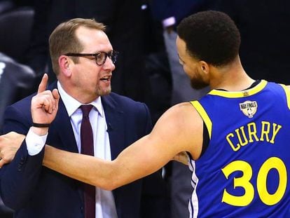 Nick Nurse habla con Stephen Curry