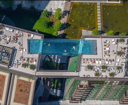 La piscina-puente de Embassy Gardens se hizo famosa Instagram y empezó a aparecer en medios de todo el mundo, pero los inquilinos de protección oficial del edificio no pueden acceder a ella.