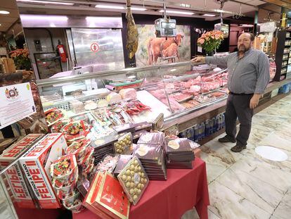 El propietario de Supermercados Coma, Francisco Villar Romero, posa en el interior de su establecimiento, situado en un barrio céntrico de Madrid.
