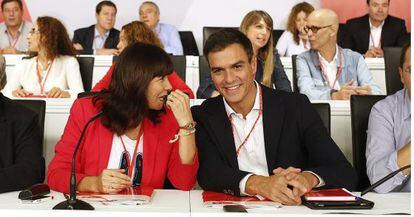 Pedro S&aacute;nchez con Micaela Navarro, en el Comit&eacute; Federal del PSOE del s&aacute;bado. 