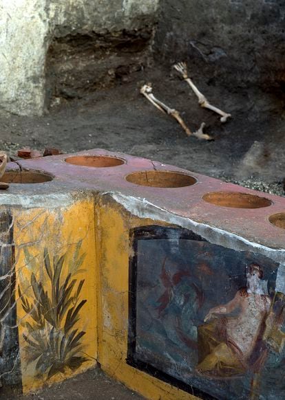 Detalle de la barra del termopolio de Pompeya, con restos humanos al fondo.