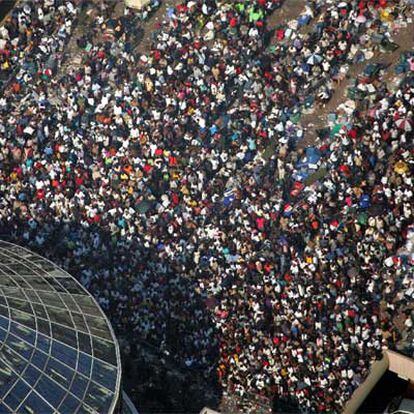 Miles de personas esperan a ser evacuadas en el estadio Superdome, en Nueva Orleans.