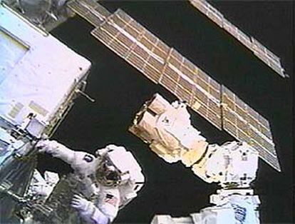 <font size ="2"><b>Problemas informáticos retrasan los trabajos de los astronautas del 'Atlantis'</b></font><p>En la imagen, Michael Gernhardt trabaja en el exterior de la EEI. (AP/NASA)