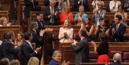 Ana Pastor recibe el aplauso de sus compañeros de bancada.