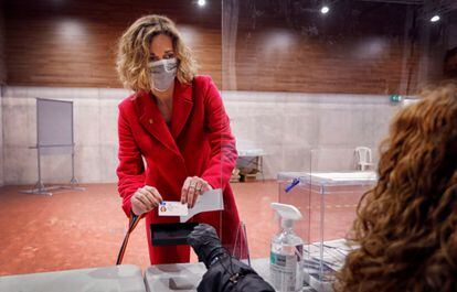 La candidata del PDeCAT a la Generalitat, Àngels Chacón, vota en el Centre Cívic Nord en Igualada (Barcelona) este domingo.