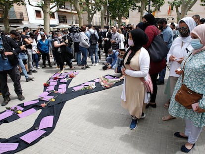 Vecinos de Sa Pobla guardan un minuto de silencio este martes frente al Ayuntamiento en repulsa del asesinato machista ocurrido allí el lunes.