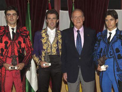 Don Juan Carlos con los diestros (de izquierda a derecha), Miguel Ángel Perera, Pablo Hermoso de Mendoza y Sebastián Castella.