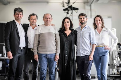 Marc Gauthier, en el centro, rodeado de los investigadores Tomislav Milekovic, Grégoire Courtine, Jocelyne Bloch, Eduardo Martin Moraud y Camille Varescon.