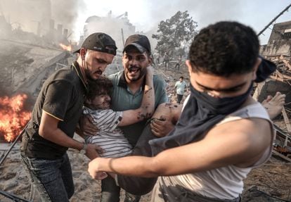 Un joven palestino es rescatado de un edificio destruido por un ataque israelí en Gaza.