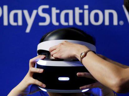 Una mujer prueba las gafas de realidad virtual de Sony, las Play Station VR.