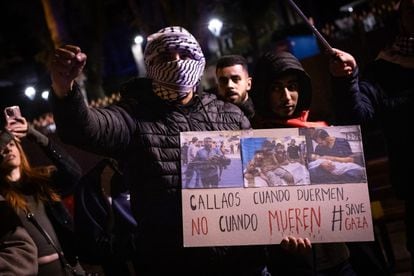 Un manifestante sotenía un cartel con el lema "Callaos cuando duermen, no cuando mueren" durante una protesta en apoyo a Palestina frente a la Embajada de Estados Unidos en Madrid, la noche del viernes.