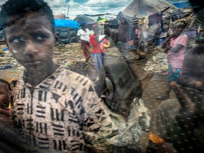 Este campo de refugiados, a varios kilómetros de Bamako (Mali), se ubica en el antiguo vertedero de la capital, a 14 km de la urbe, y donde residen 3.700 personas en pésimas condiciones sanitarias.