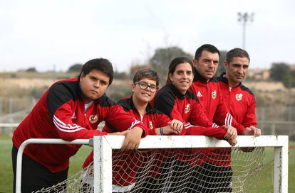 Cinco alumnos del primer máster de entrenadores en la Ciudad del Fútbol de Las Rozas.