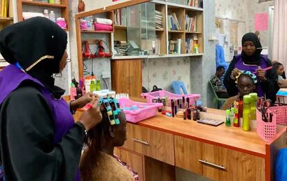 Elizabeth Yieko, una exadicta de 34 años, se arregla el cabello. Hoy, ella ayuda a encontrar otras clientas para el salón de belleza.