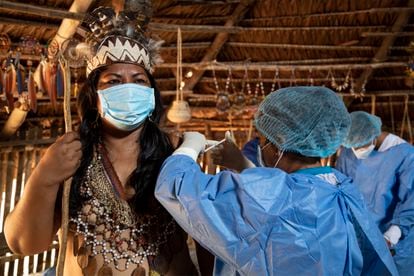 Campaña de vacunación contra la covid-19 en la maloca 4 de las comunidades Bora y Kukama en Padrecocha, Maynas, Loreto (Perú).