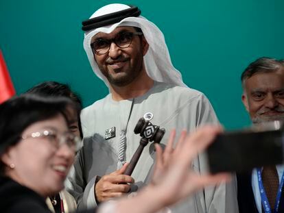 El presidente de la COP28 y director de la petrolera, Sultan al-Jaber, posa para un selfie.