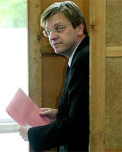 El primer ministro belga, Guy Verhofstadt, después de votar.