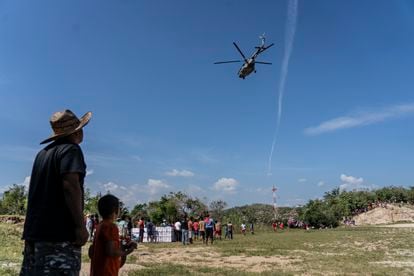 Un helicóptero de la Marina llega a San Isidro Gallinero para entregar ayuda humanitaria, el 2 de noviembre.