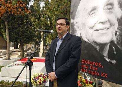 El recién elegido secretario general del Partido Comunista, José Luís Centella, ha encabezado hoy un acto en el Cementerio Civil de Madrid ante la tumba de Dolores Ibarruri Pasionaria en el XX aniversario de su muerte.