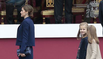 La princesa Leonor y la infanta Sofía siguen a su madre, la reina Letizia, tras acabar el desfile.