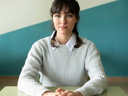 La guionista y directora Beatriz de Silva, sentada en una mesa de un aula en un instituto madrileño.