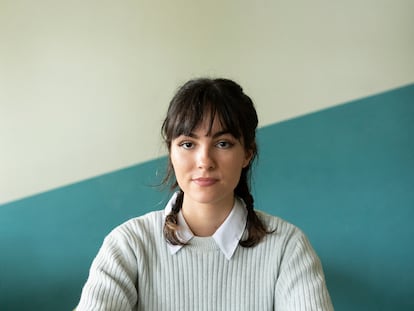 La guionista y directora Beatriz de Silva, sentada en una mesa de un aula en un instituto madrileño.