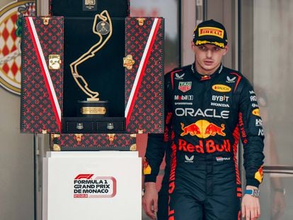 Max Verstappen, ganador del Grand Prix de F1 de Mónaco en 2023, pasa junto al baúl de Louis Vuitton que contiene el trofeo.