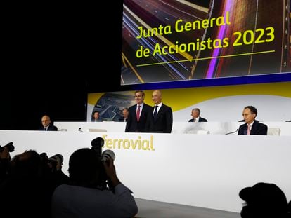 El consejero delegado de Ferrovial, Ignacio Madridejos, junto al presidente de la compañía, Rafael del Pino, en la última junta de accionistas celebrada en Madrid.