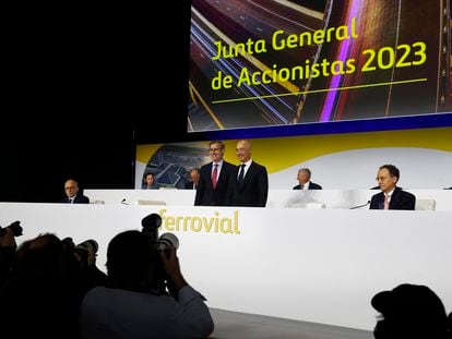 El consejero delegado de Ferrovial, Ignacio Madridejos, junto al presidente de la compañía, Rafael del Pino,  en la junta de accionistas celebrada en Madrid.