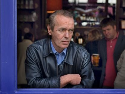 El escritor Martin Amis, en un pub de Notthing Hill, en Londres.