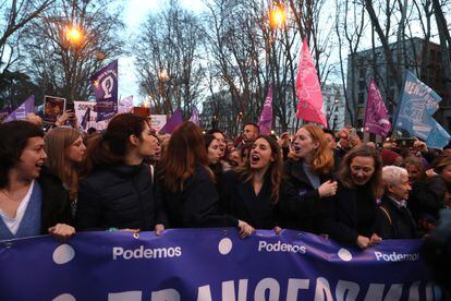 La ministra de Igualdad, Irene Montero, junto a otras representantes de Podemos, en la manifestación del 8-M de Madrid.  "Estamos desbordando las calles, celebrando las conquistas de derechos de los últimos años y diciendo con claridad que somos más y que no vamos a dar un paso atrás", ha dicho Montero. 