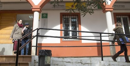Jóvenes salen una oficina de empleo en la localidad sevillana de Bollullos de la Mitación