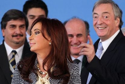 El fallecido Néstor Kirchner y su mujer y hoy presidenta de Argentina, Cristina Fernández, son, junto a sus antecesores en el cargo, objetivos de los cables de EE UU que denuncian la corrupción oficial en el país sudamericano.