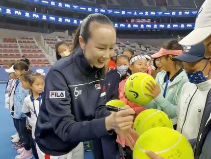 La tenista china Peng Shuai en la inauguración de un torneo infantil, el domingo 21 de noviembre.