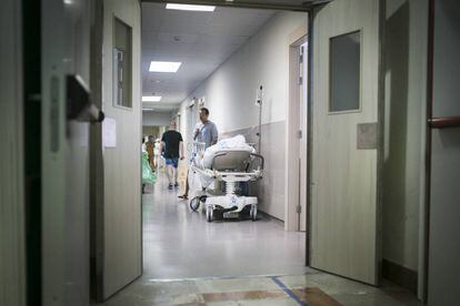 Un paciente en un pasillo de Urgencias del hospital Vall d'Hebrón de Barcelona.