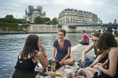Pícnic junto al Sena en el Quai d’Orléans (el fin de semana pasado), en la isla de Saint-Louis de París, con la catedral de Notre Dame al fondo.
